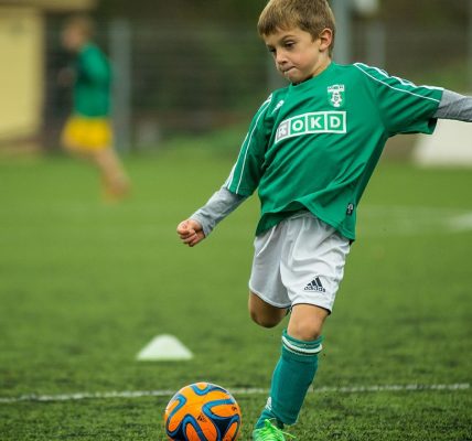 Contactez un club de sport pour inscrire les enfants