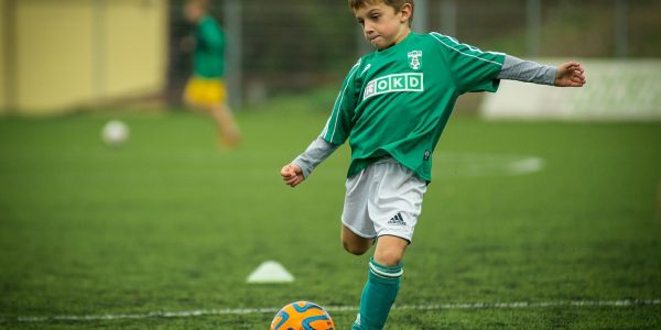 Contactez un club de sport pour inscrire les enfants