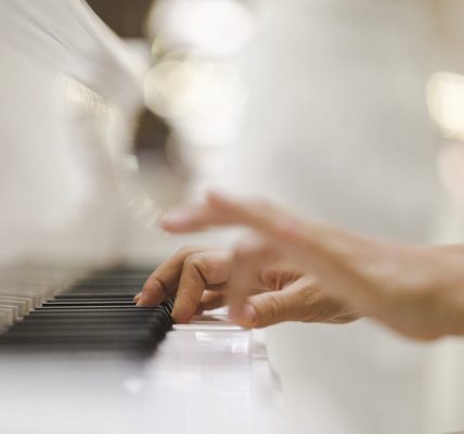 Achetez le piano droit électrique idéal pour vous : conseils et astuces