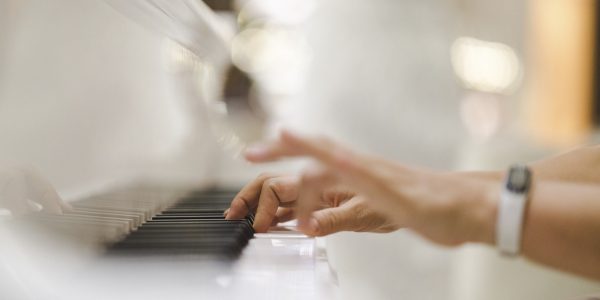 Achetez le piano droit électrique idéal pour vous : conseils et astuces