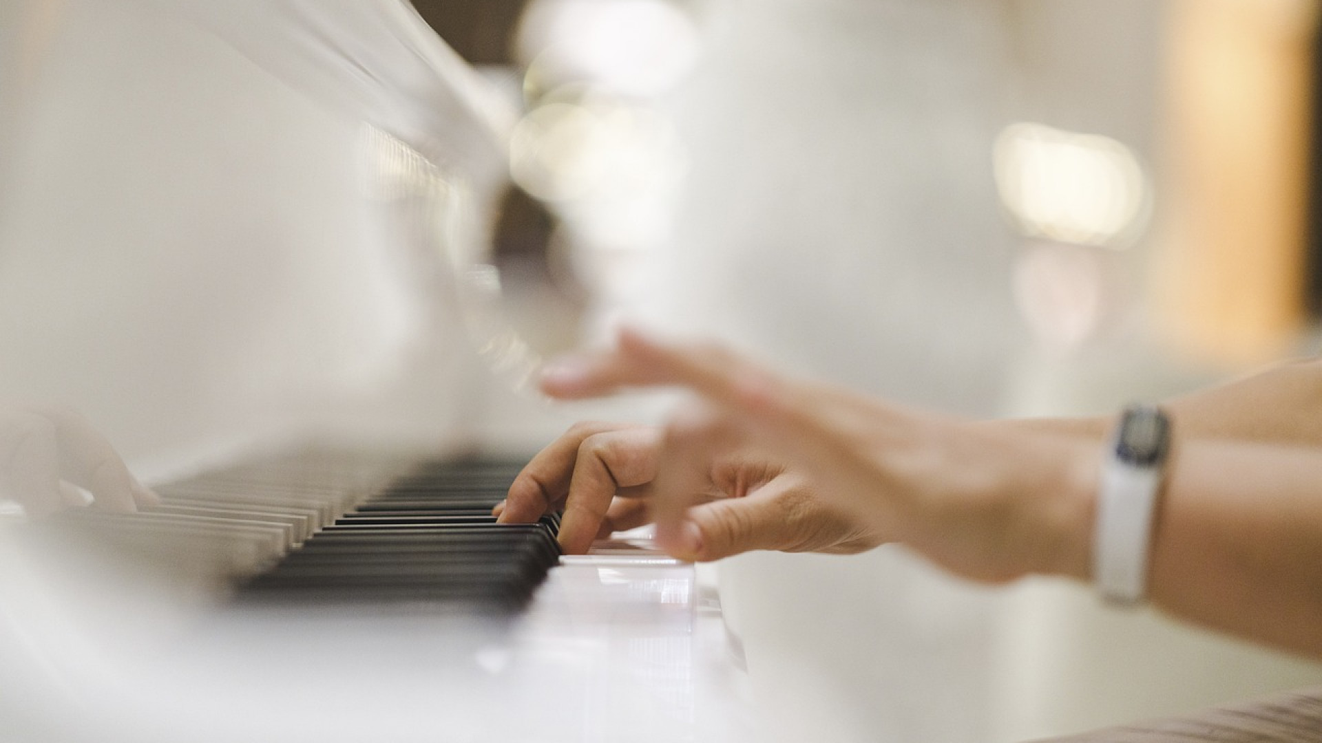 Achetez le piano droit électrique idéal pour vous : conseils et astuces